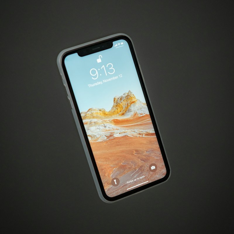 Téléphone sur fond blanc